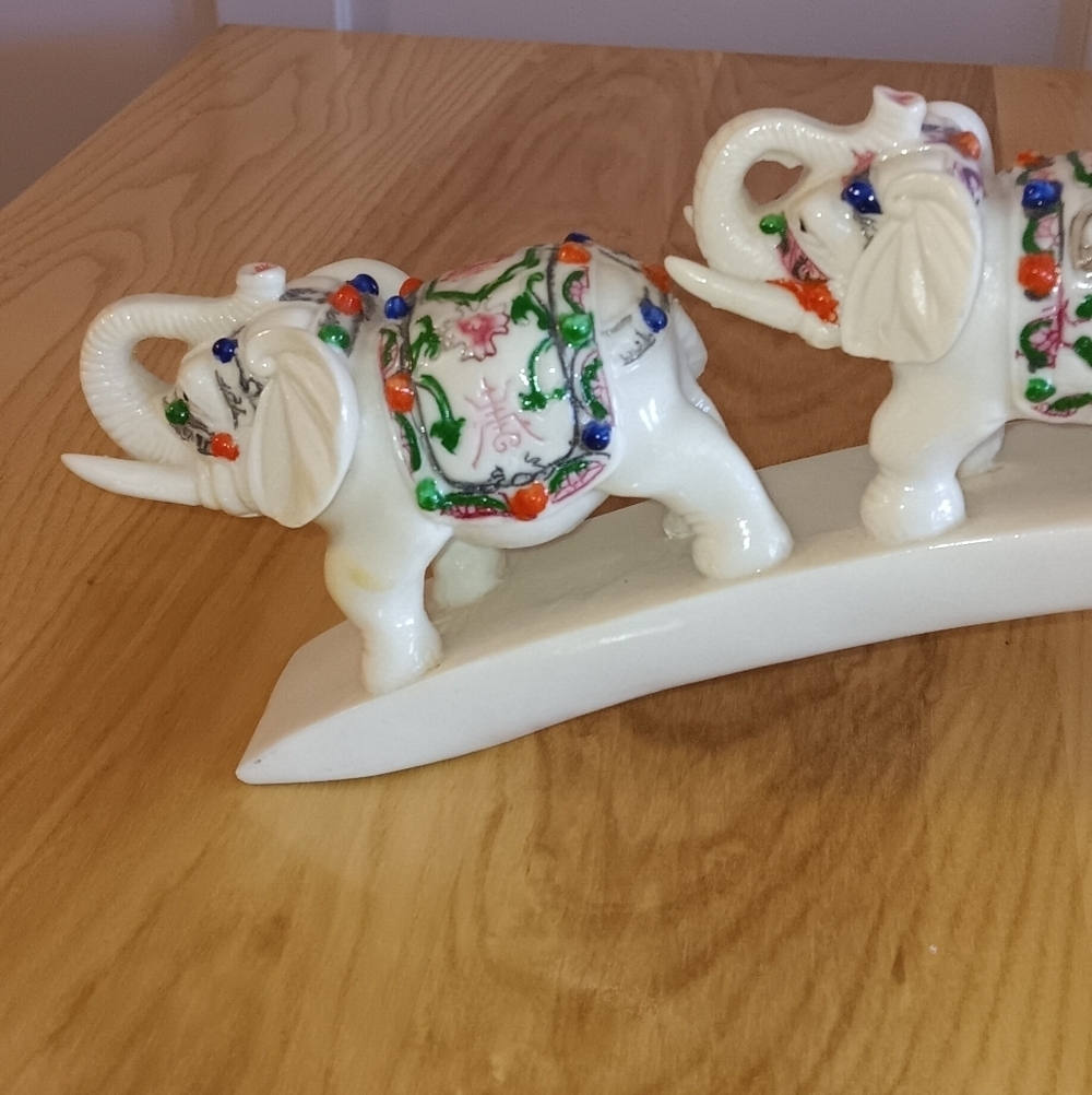 Vintage resin/ivory Elephant Statue 6 Elephants - Picture 3 of 5